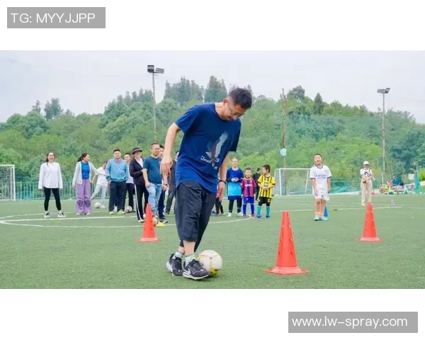 在学习足球课中锻炼身体提升团队合作精神的快乐体验